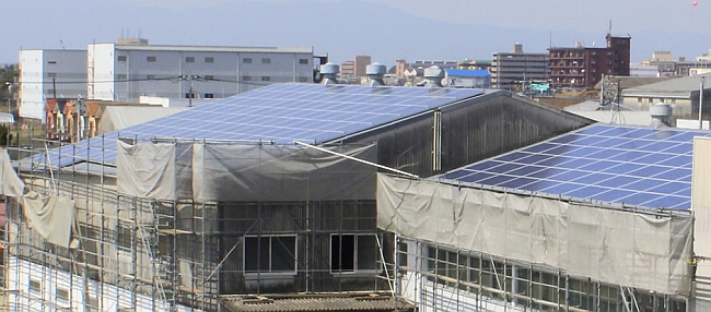 稼働開始直後の社屋上の太陽光パネル